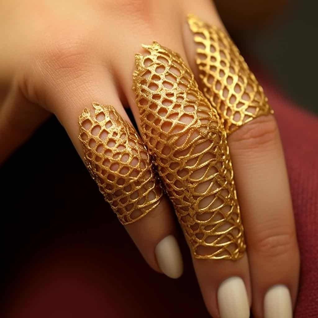 nails-with-gold-nail-polish-to-bet-on-the-color-without-fear