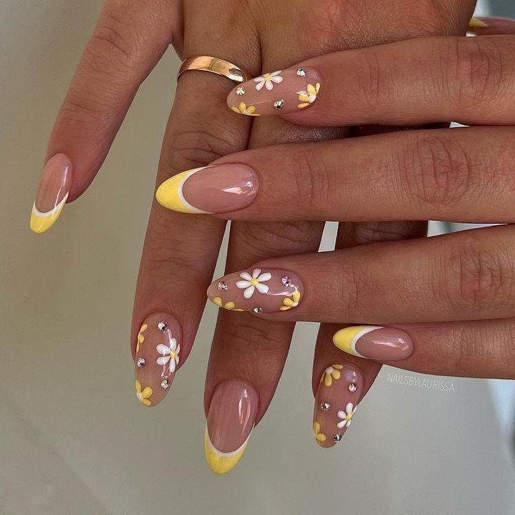yellow-nail-designs-embrace-the-latest-trend-for-a-touch-of-sunshine-and-glamour-2021