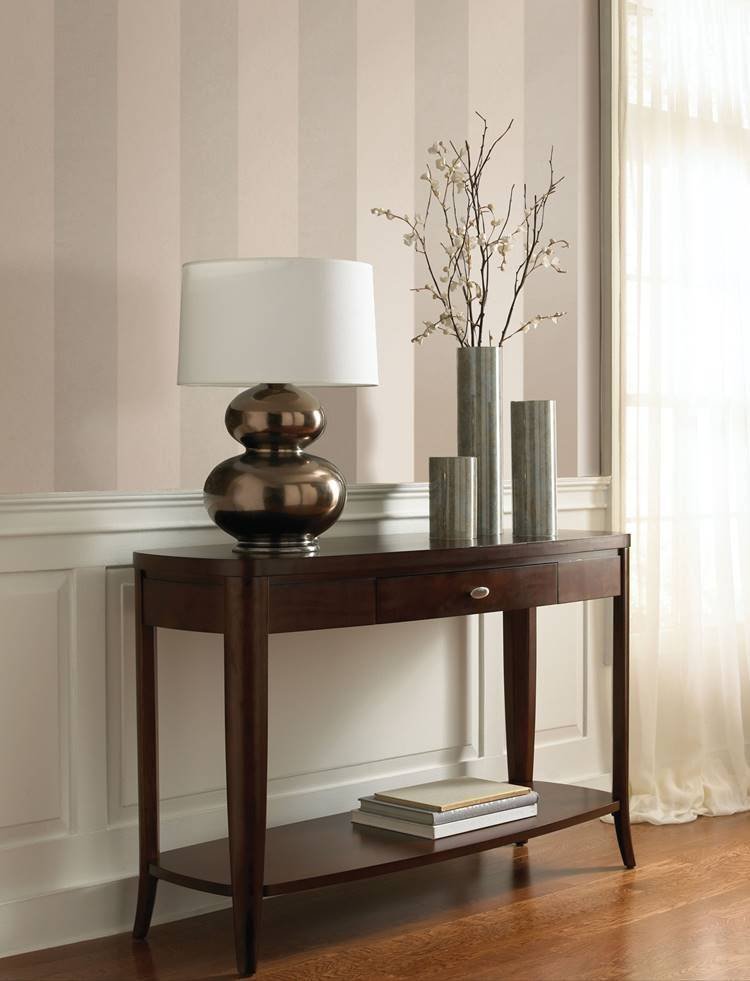 6. In common spaces like the dining room, classic models like striped patterns in similar tones are prevalent.