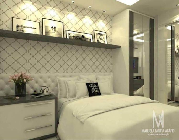 7. For those looking for wallpaper for the master bedroom, check out this idea! It shows that using this material makes all the difference in the space.