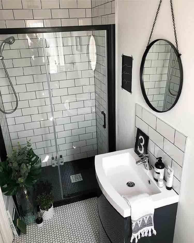 In the bathroom, black adds elegance and modernity, especially with well-chosen furniture.