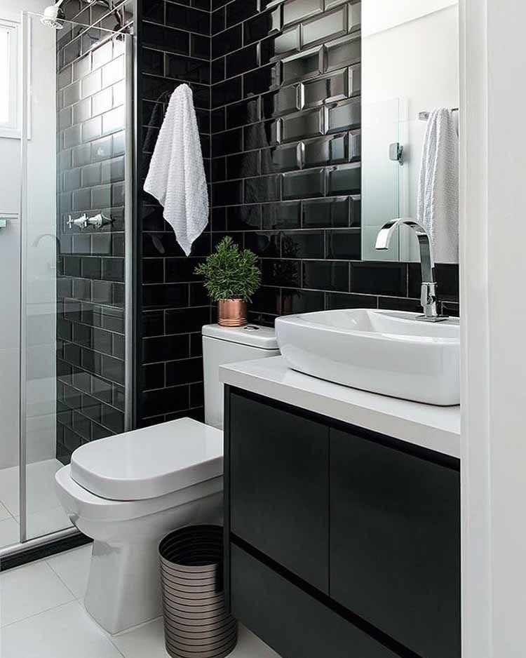 Black tiles with white accessories offer a classic and effective design.