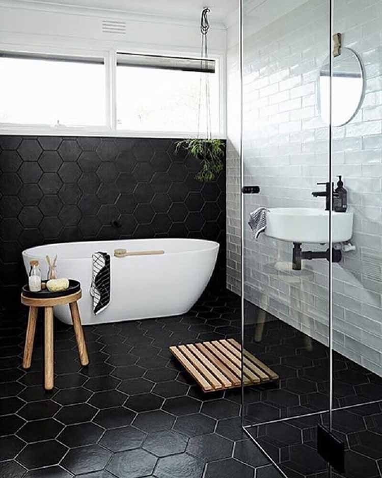 Using the same tiles on the tub wall and floor gives a sense of space.