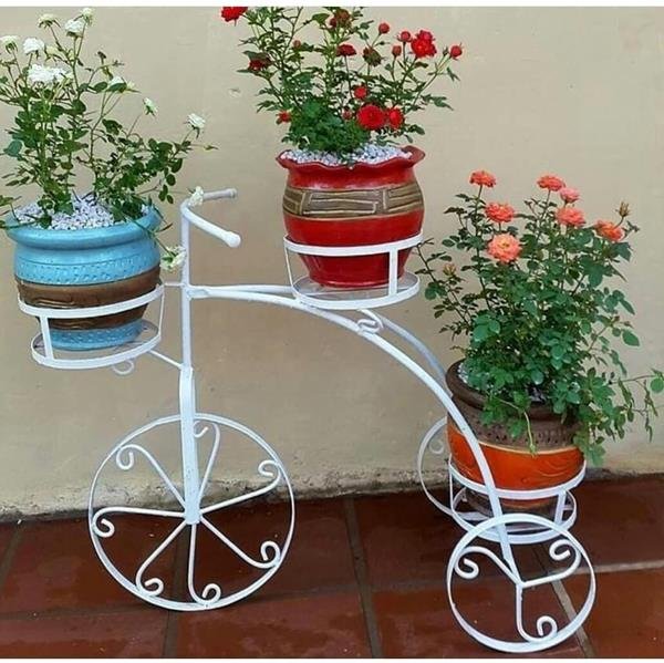 A bicycle-shaped flower pot is just the decoration your garden was missing. With three supports for pots, it can hold your plants very well.