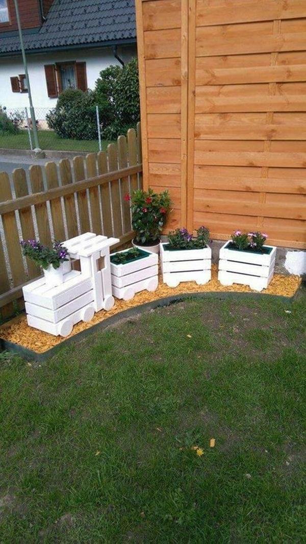 In the inspiration below, the plant holders are small spaces made of pallets that resemble a train, showing a lot of creativity.