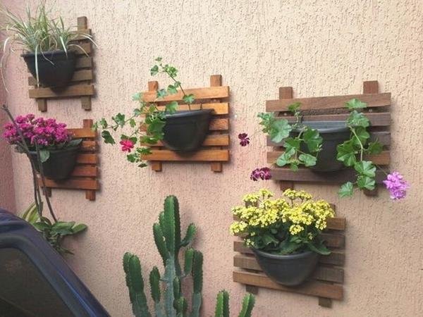 The combination of wooden elements has everything to do with plants. Thus, you can use pallets to keep them attached to the wall.