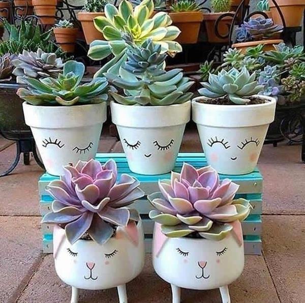 Succulents are easy to care for and look beautiful in the garden. For them, the tip is to invest in delicate pots like these, which can have equally beautiful decorations.