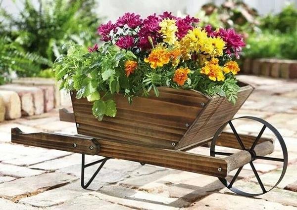Pottery with special shapes are excellent garden decorations, especially to avoid the ordinary. But of course, they also need to be functional, with a drainage system and good durability, among other aspects.