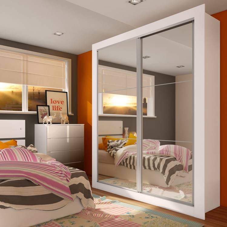 17. A mirror with sliding wardrobe doors is great, allowing us to expand the space while having sophistication.