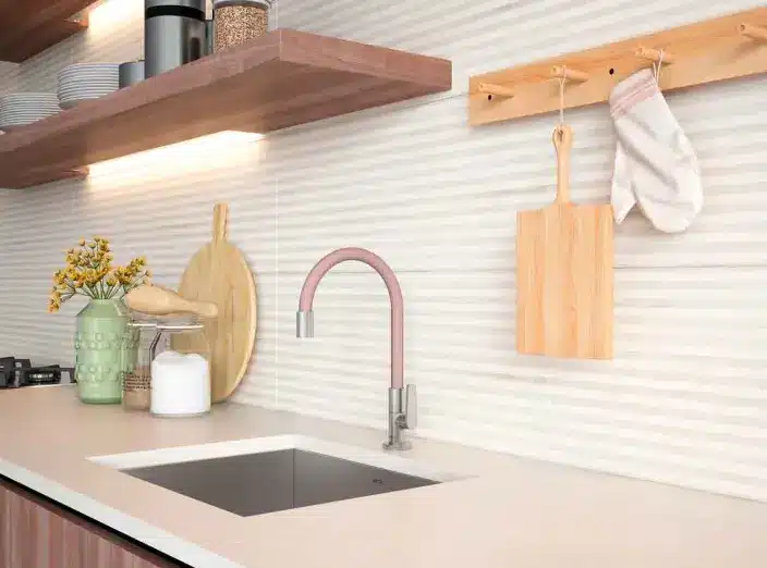 Cozinha de apartamento pequeno: prateleiras, ganchos, suportes, armários suspensos e potes herméticos etiquetados maximizam organização e estilo – Foto: Deca