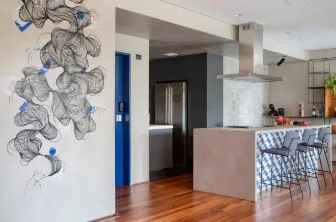 Decoração de cozinha com parede cinza e armários em tons neutros – Projeto: SP Estúdio | Foto: Denilson Machado/CASACOR