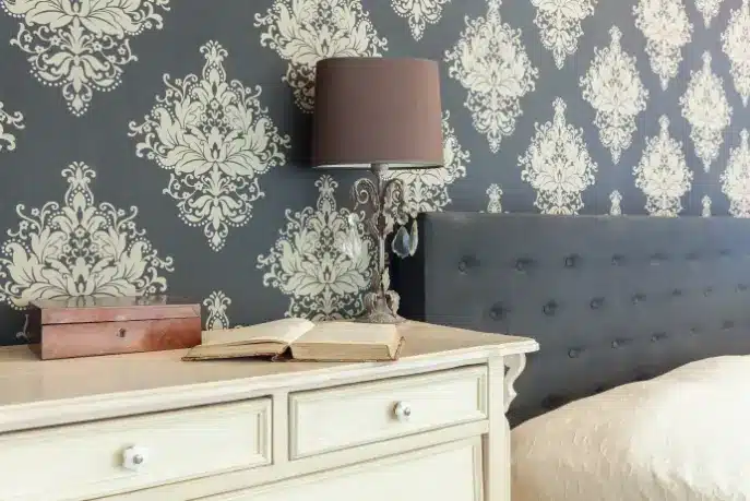 Decoração com papel de parede cinza damasco para ambientes elegantes – Foto: Shutterstock