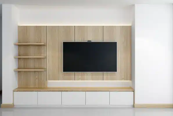 Modelo com escrivaninha criando espaço de estudo ou trabalho no quarto.