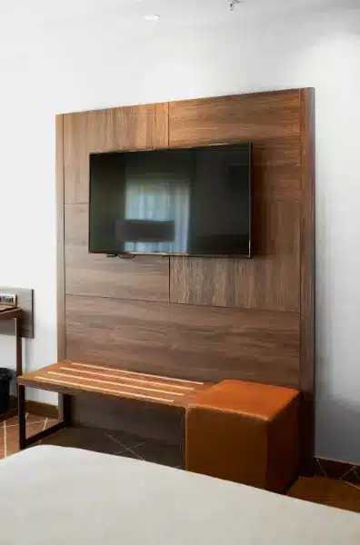 Modelo com rack para uma decoração harmoniosa, ideal para salas.
