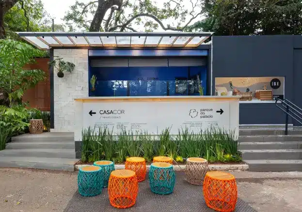 A pergola made of metal structure, polycarbonate, and teka wood at the CASACOR MG 2022 ticket office – Project: Andrea Pinto Coelho | Photo: Henrique Queiroga/CASACOR
