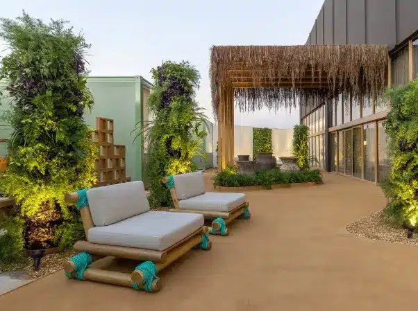 The piaçava on top of the wooden pergola in this project resembles an indigenous house – Project: Flávia Araújo and Ricardo Lima | Photo: Edgard César/CASACOR