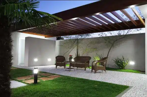 The best furniture for pergolas should be durable and weather-resistant, such as wicker, treated wood, or aluminum – Project: Studio Marlene Ricci | Photo: Marcos Fumio Sagae