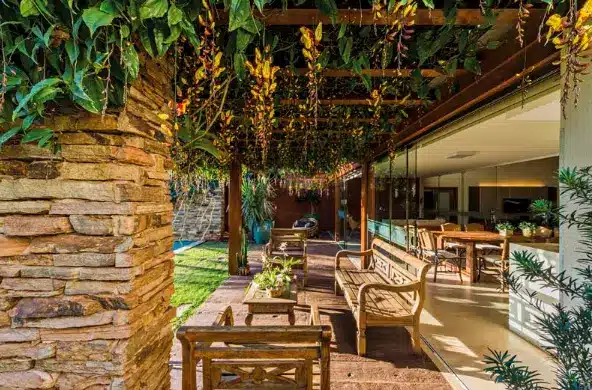 Climbing plants are ideal for pergolas, such as ipomea, alamanda, and passionfruit – Project: Studio Marlene Ricci | Photo: R.R. Rufino