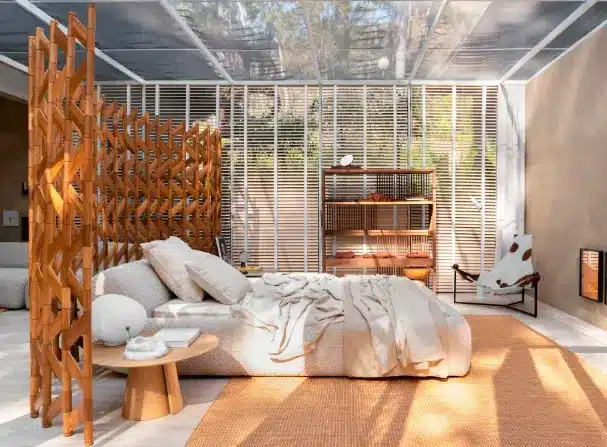 Biombo utilizado para separar ambientes, além de adicionar elegância – Projeto: Igor Zanon | Foto: Estúdio NY18/CASACOR