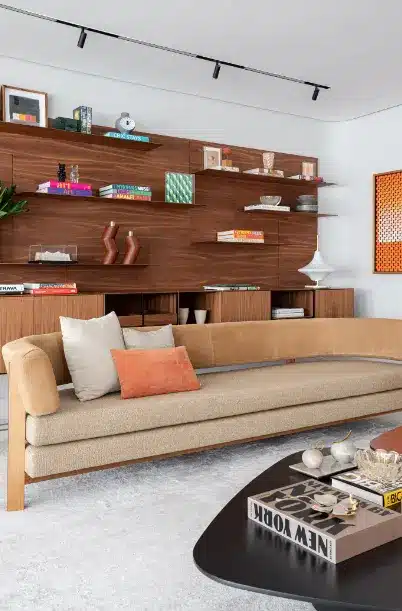 Mix orange details, such as cushions or paintings, with shades of brown – Project: Duda Senna | Photo: Gisele Rampazzo