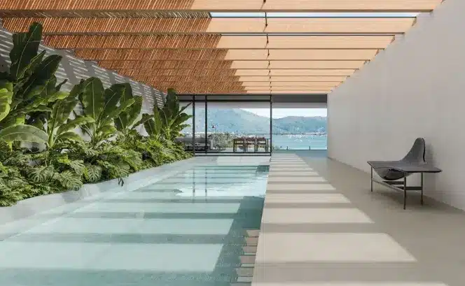 The porcelain ACQUA SGN NAT was specified for this pool – Photo: Portinari