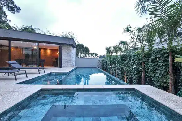Tiles are a good option for the ideal pool for your home, but require regular cleaning to avoid the formation of slime in the grout – Project: Leonice Alves
