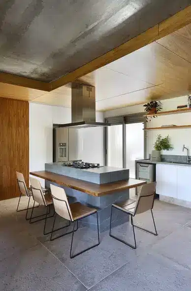 Além de ser um local para cozinhar, a ilha pode servir diversos propósitos: desde um espaço adicional para refeições rápidas até um bar ou uma estação de trabalho extra. – Projeto: Mandril Arquitetura | Foto: Fotógrafo Mariana Orsi @marianaorsifotografia