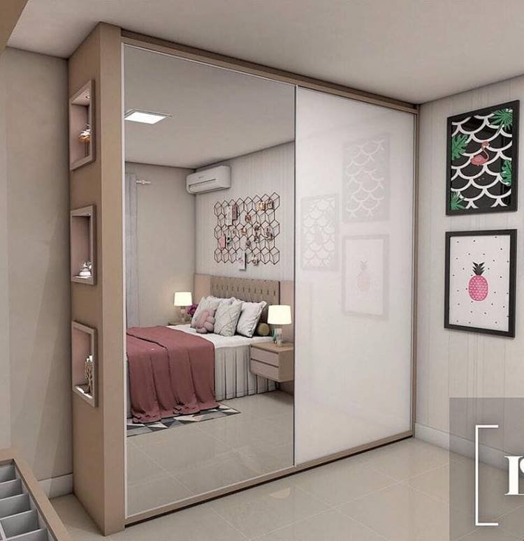 20. A mirror on the wardrobe is a great combination with side niches!