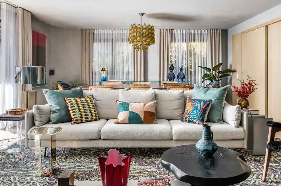 Revestimento para sala: apartamento com aproximadamente 230m² concilia a estrutura limpa com um décor cheio de personalidade – Projeto: Diego Revollo | Foto: Renato Navarro