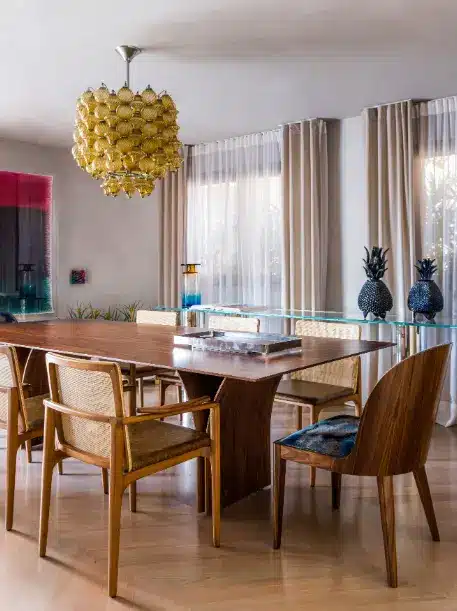 Revestimento para sala: sala de jantar integrada com cozinha, aconchegante em tons de bege e marrom acinzentado, mistura madeiras claras e laminados – Projeto: Diego Revollo | Foto: Renato Navarro