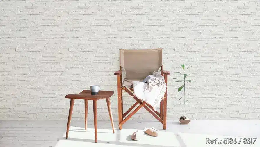 Revestimento para sala: Filetado Branco da Ceusa, estilo canjiquinha, protege e embeleza paredes internas/externas cobertas – Foto: Ceusa