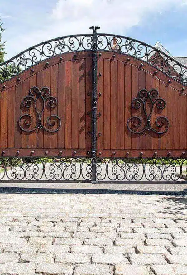 Arabescos em ferro no portão de entrada da chácara.