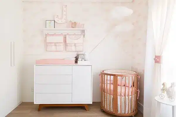 Decoração de quarto simples de bebê em tons rosa e branco. Projeto de Bianchi & Lima Arquitetura.