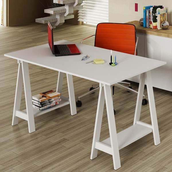 The desk for a small office can also have a more relaxed style, as seen in this model with sawhorses, in white MDF.