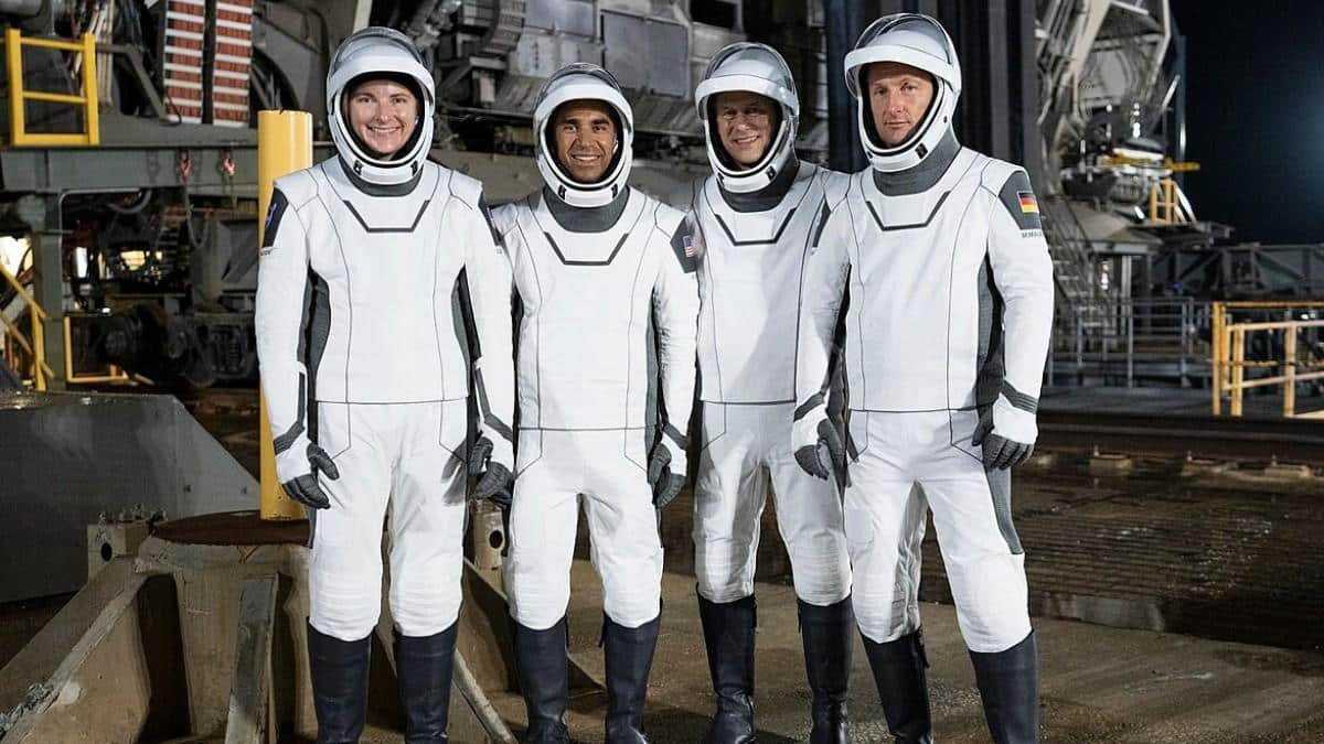 Why-Do-Astronauts-Wear-Space-Suits02.jpg