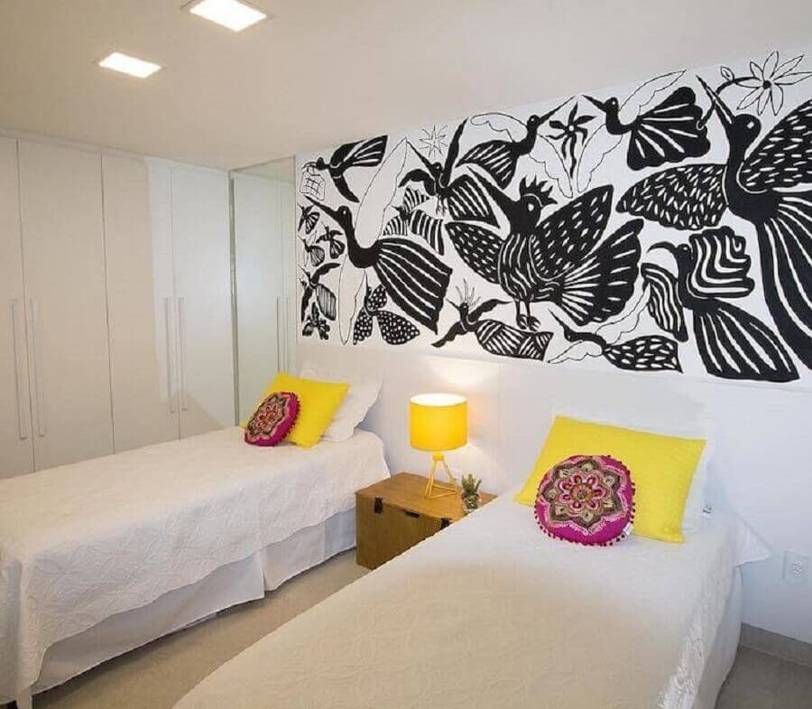 Abajur amarelo para quarto de solteiro todo branco.