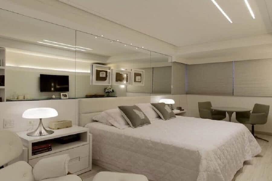 Abajur para quarto de casal amplo todo branco.