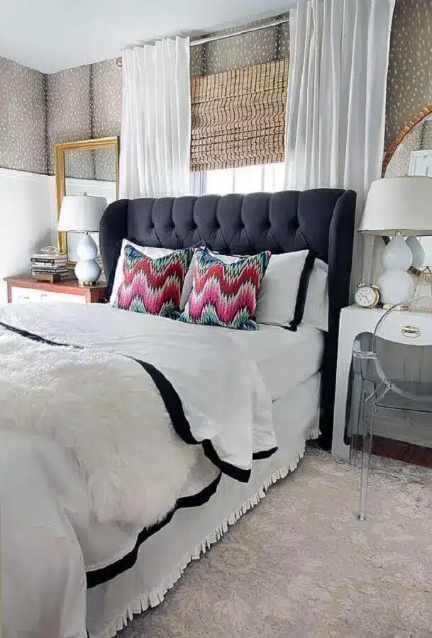 Abajur para quarto de casal decorado com cabeceira capitonê preta.