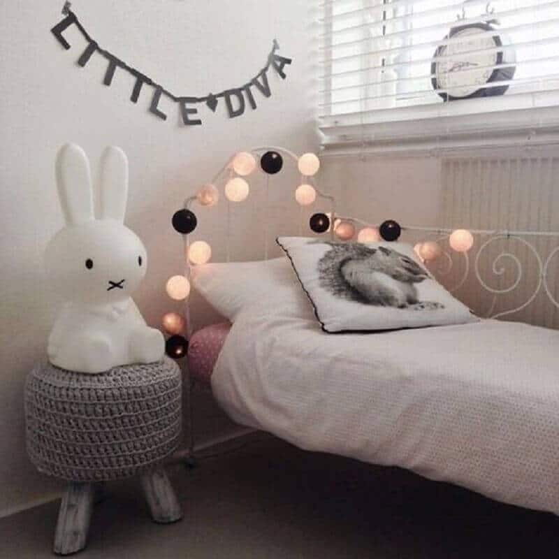 Abajur para quarto infantil em formato de coelhinho.