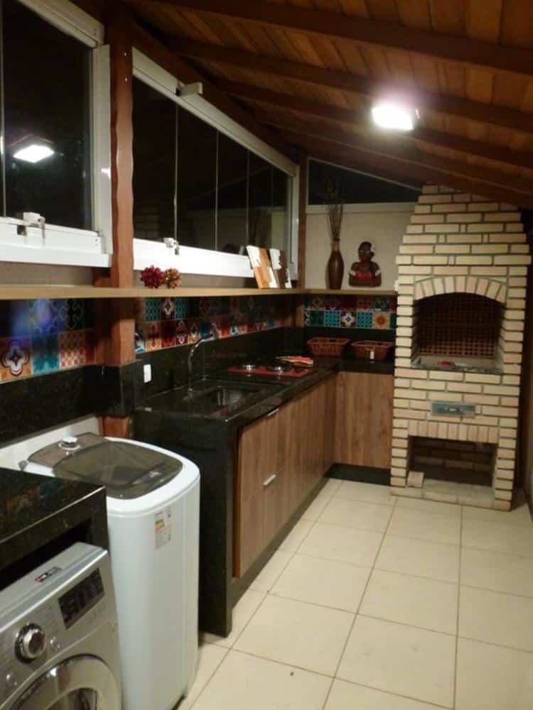 A combined barbecue and laundry area arranged harmoniously in a small space.