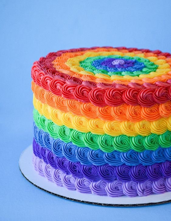 Imagine the work done with a piping bag to get this result! The important thing is that it is very worthwhile, because all the rainbow tones are beautifully present.
