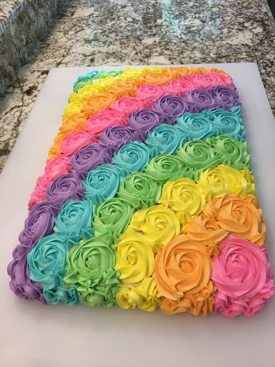 If you prefer lower cakes, this rectangular shape is quite inspiring. It was finished with a piping work that created beautiful and colorful roses.