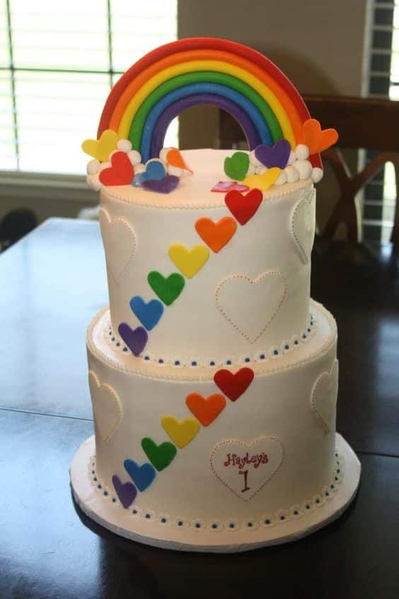 If the proposal is to be cute, there is nothing better than combining the rainbow with beautiful colorful hearts. This cake is delicate and very beautiful.