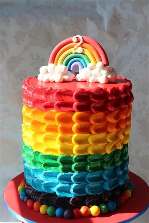 For this model, the textured decoration looked great. Marshmallows were used for the rainbow clouds, adding a touch of extra beauty and flavor.