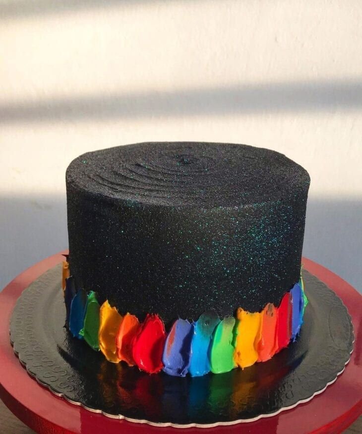 With a black decoration with glitter, the rainbow appears more subtly in this cake marked by modernity. I found it beautiful!
