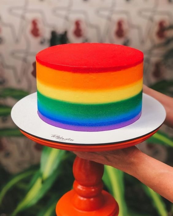 Here the colors are more vibrant and have a slight touch of glitter on the lower layers of the cake, you can see how the details make a difference.