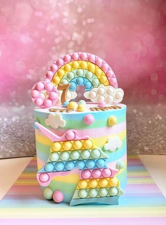The pop-it has become increasingly popular and is also a super cute accessory to combine with the rainbow theme. It turned out very delicate.