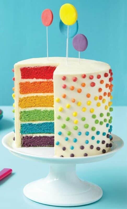 Fondant gives a very beautiful finish to the cake, plus it reveals a sophisticated air to it. But of course, the layers between the fillings can be colored with food dyes!