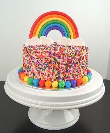 For those who are not very skilled with cake decoration, confetti sprinkles can be a good solution as they naturally have various colors.