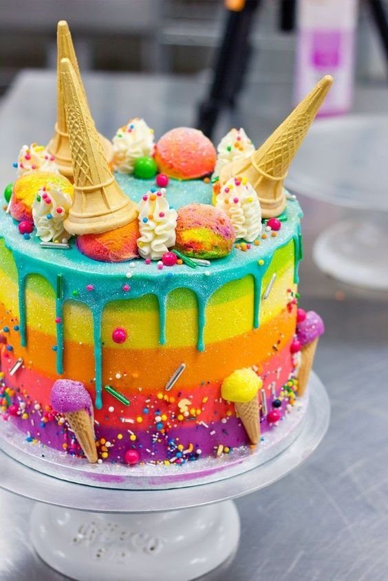This cake is a true work of art, with several fun details it draws attention for its colors and also for the precision of the placed elements.